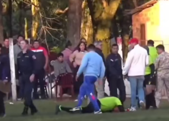 Un «hincha» golpeó a árbitros y dejó a uno tendido en el suelo