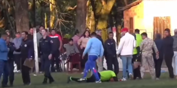 Un «hincha» golpeó a árbitros y dejó a uno tendido en el suelo