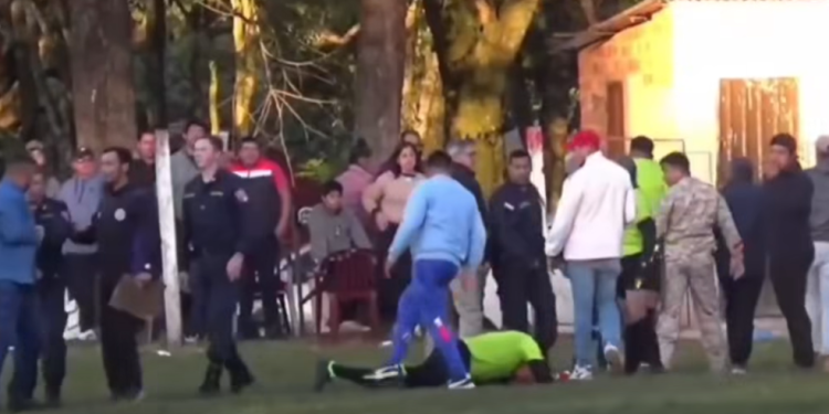 Un «hincha» golpeó a árbitros y dejó a uno tendido en el suelo
