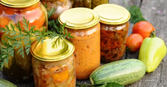 Salud Pública investiga presunto brote de botulismo alimentario tras reportes en adultos