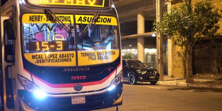 Gobierno implementa plan con buses nocturnos por el debut mundialista de Paraguay