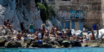 Francia enfrenta ola de calor histórica con 40 muertes por ahogamiento