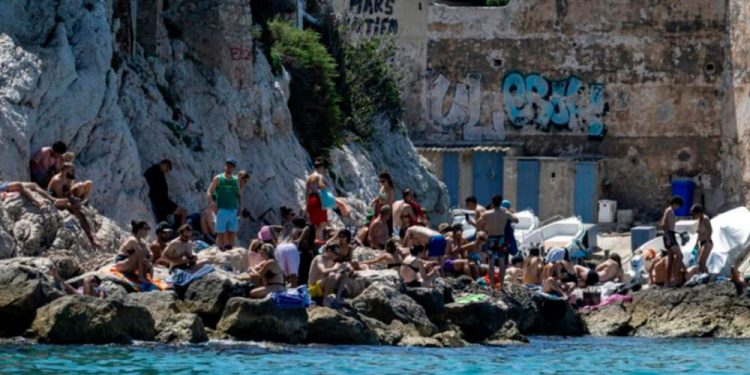 Francia enfrenta ola de calor histórica con 40 muertes por ahogamiento