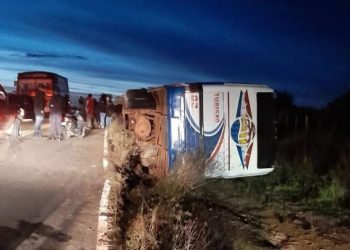 Dos estudiantes resultan heridos tras vuelco de bus escolar en Caaguazú