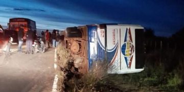 Dos estudiantes resultan heridos tras vuelco de bus escolar en Caaguazú