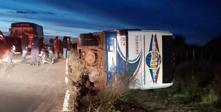Dos estudiantes resultan heridos tras vuelco de bus escolar en Caaguazú