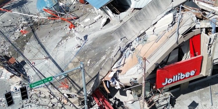 Terremoto en Filipinas dejó al menos 15 muertos y hay alerta de tsunami