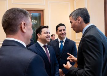 Gobierno presenta kits de Starlink para conectar escuelas y centros de salud del interior