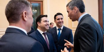 Gobierno presenta kits de Starlink para conectar escuelas y centros de salud del interior