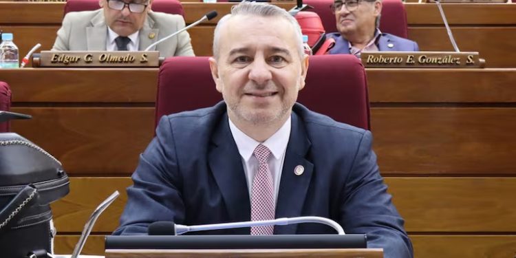 Diputado critica informe de gestión de Santiago Peña y denuncia aumento del gasto clientelar