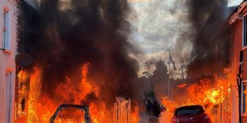 Caos y fuego en Belfast: indignación ciudadana tras brutal intento de decapitación por parte de un refugiado