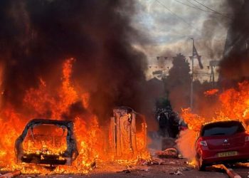 Caos y fuego en Belfast: indignación ciudadana tras brutal intento de decapitación por parte de un refugiado