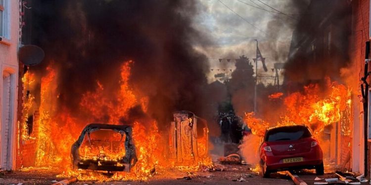Caos y fuego en Belfast: indignación ciudadana tras brutal intento de decapitación por parte de un refugiado