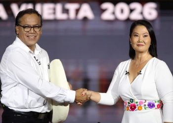 Perú va a las urnas partido en dos para definir la presidencia