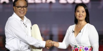 Perú va a las urnas partido en dos para definir la presidencia