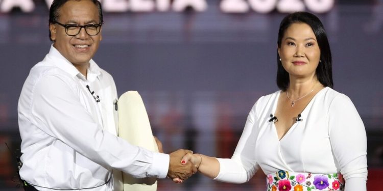 Perú va a las urnas partido en dos para definir la presidencia