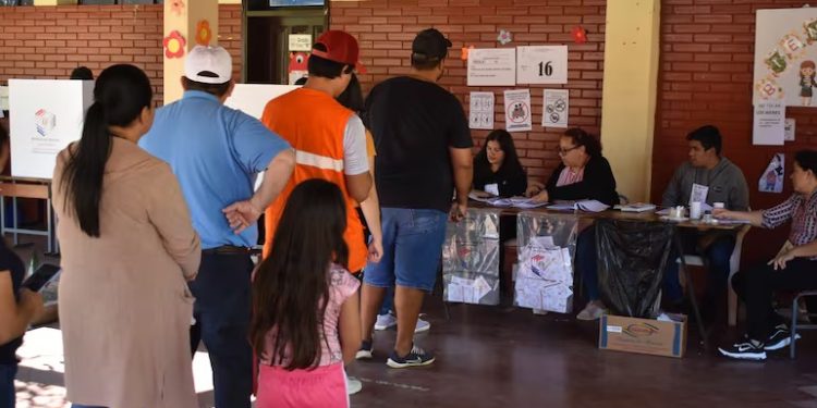 Fiscalía investiga flagrante compra de votos frente a un colegio electoral de Fernando de la Mora