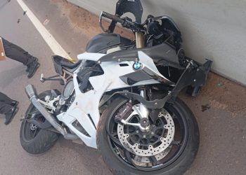 Motociclista que participaba de una caravana fallece tras colisionar contra un camión