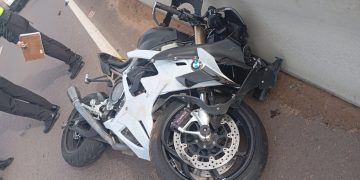 Motociclista que participaba de una caravana fallece tras colisionar contra un camión