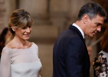 Envían a juicio por corrupción y retiran el pasaporte a la esposa del presidente español