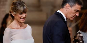 Envían a juicio por corrupción y retiran el pasaporte a la esposa del presidente español