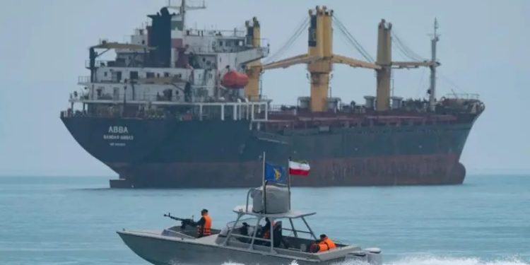 Irán amenaza con cerrar de nuevo el estrecho de Ormuz y hace tambalear el pacto con Estados Unidos