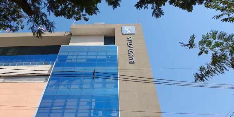 Banco transfiere más de 700.000 dólares a una cuenta judicial en causa por lavado de dinero