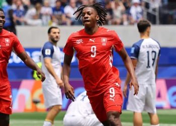 Suiza aplasta a Bosnia hacia el final del partido y llega a la cima del Grupo B