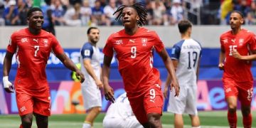 Suiza aplasta a Bosnia hacia el final del partido y llega a la cima del Grupo B