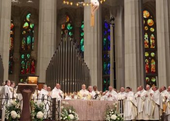León XIV bendice la torre de Jesucristo en la Sagrada Familia y lanza un mensaje de unidad en vísperas del Mundial