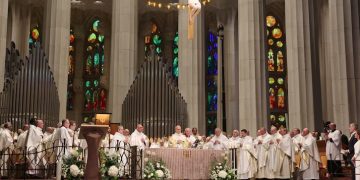 León XIV bendice la torre de Jesucristo en la Sagrada Familia y lanza un mensaje de unidad en vísperas del Mundial