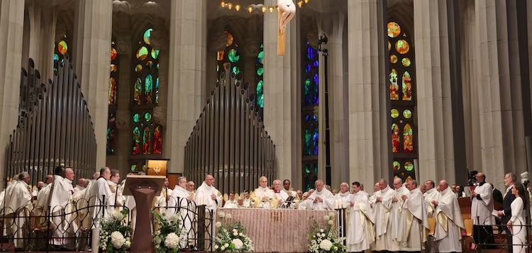 León XIV bendice la torre de Jesucristo en la Sagrada Familia y lanza un mensaje de unidad en vísperas del Mundial