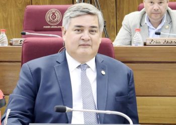 Diputado advierte que sumar feriados frena el crecimiento y defiende el Día del Padre en domingo