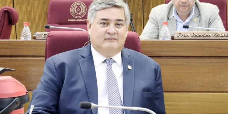 Diputado advierte que sumar feriados frena el crecimiento y defiende el Día del Padre en domingo