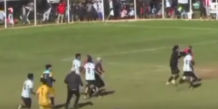 Batalla campal en la Liga Luqueña deja heridos y agentes policiales atacados