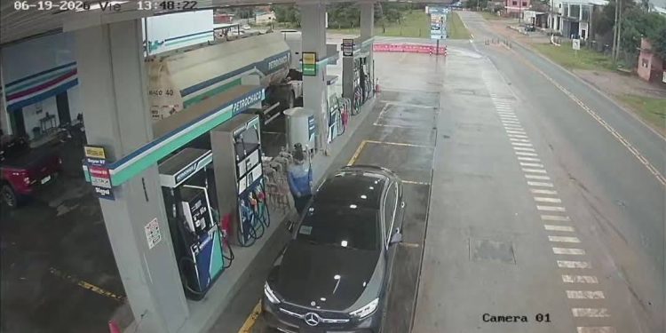 Camioneta de alta gama cargó combustible por más de Gs. 500.000 y huyó sin pagar