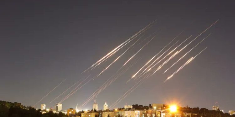 Misiles y bombardeos agravan la tensión entre Irán e Israel