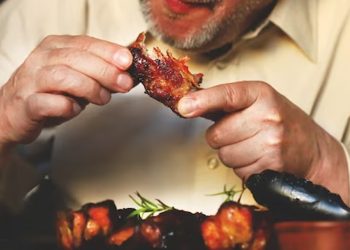 Un hombre murió atragantado con un pedazo de carne mientras veía a la Albirroja