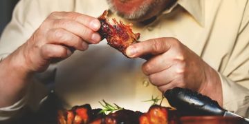 Un hombre murió atragantado con un pedazo de carne mientras veía a la Albirroja