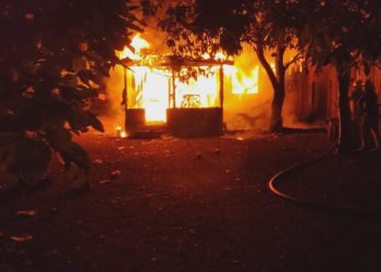 Fuego consumió una vivienda tras presunta represalia de una adolescente