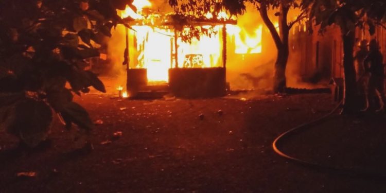 Fuego consumió una vivienda tras presunta represalia de una adolescente