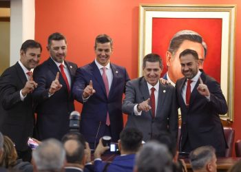 Santiago Peña anuncia un aumento del salario mínimo del 5% tras duplicar el porcentaje de la inflación