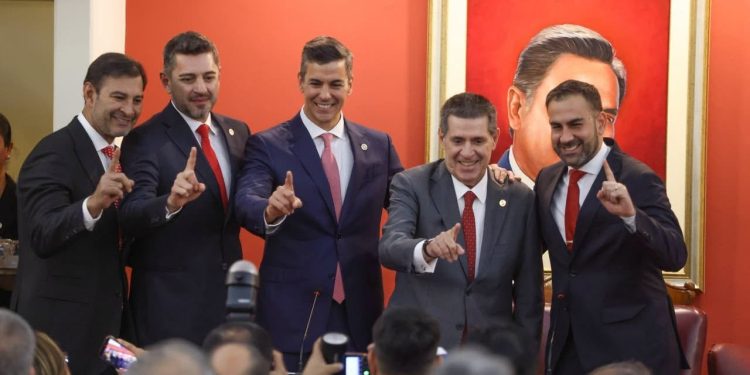 Santiago Peña anuncia un aumento del salario mínimo del 5% tras duplicar el porcentaje de la inflación