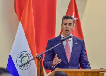 Presidente defiende aumento salarial por decreto, pero acepta la necesidad de una reforma legal