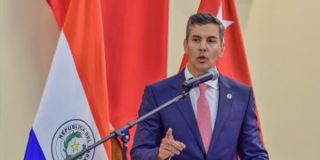 Presidente defiende aumento salarial por decreto, pero acepta la necesidad de una reforma legal