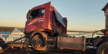 Camión quedó al borde del puente Nanawa tras maniobra para evitar colisión