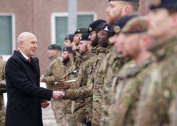 Renunció secretario británico de Defensa por recortes en el gasto militar