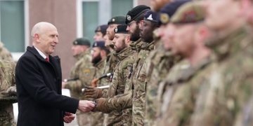 Renunció secretario británico de Defensa por recortes en el gasto militar