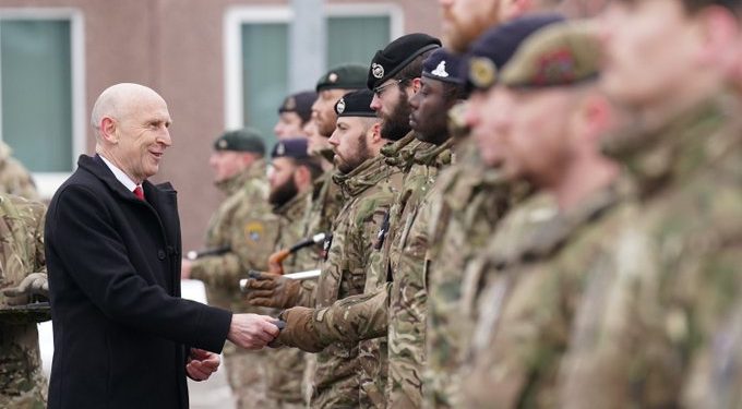 Renunció secretario británico de Defensa por recortes en el gasto militar
