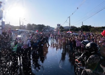 El último abrazo antes del sueño: La Albirroja fue arropada por el calor de su pueblo